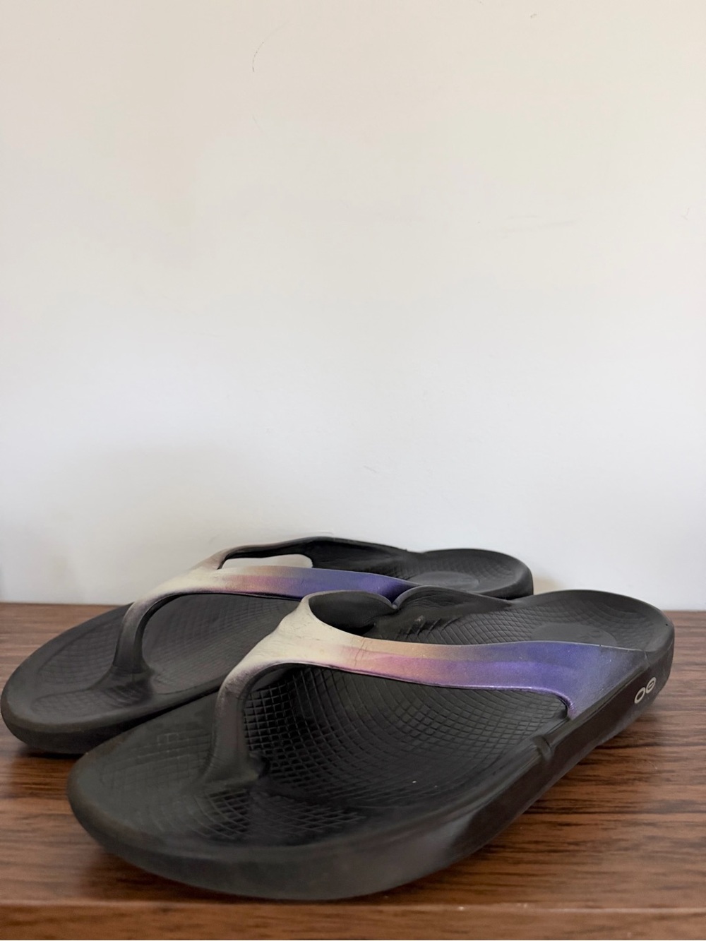 OOFOS Women's Black Sandals with Iridescent Purple-Pink Strap W Sz 10 Comfort